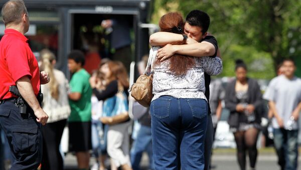 Родители и учащиеся на месте стрельбы в средней школе в американском штате Орегон