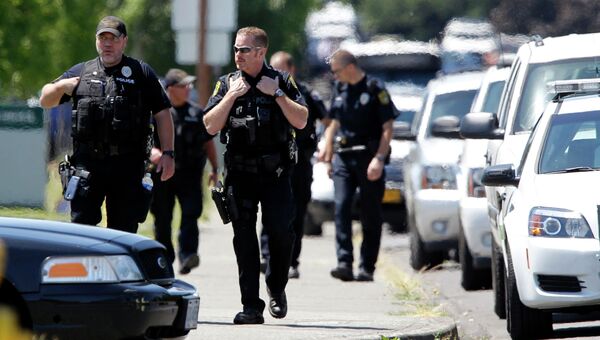 Полицейские на месте стрельбы в одной из школ американского штата Орегон