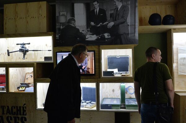 Посетители во время открытия выставки Дизайн 007: 50 лет стилю Джеймса Бонда