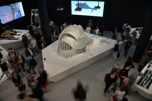Посетители во время открытия выставки Дизайн 007: 50 лет стилю Джеймса Бонда