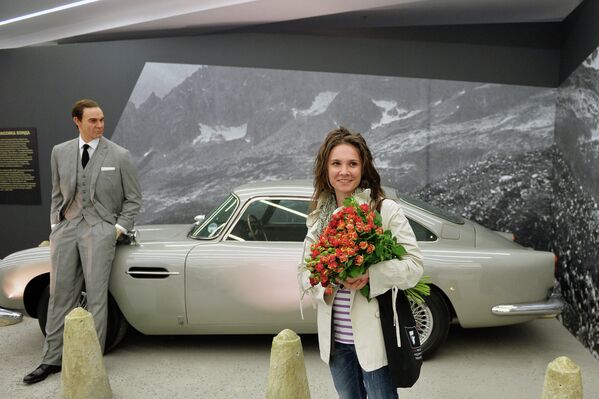 Посетительница во время открытия выставки Дизайн 007: 50 лет стилю Джеймса Бонда