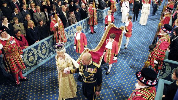 Королева Великобритании Елизавета II в сопровождении герцога Эдинбургского на пути к палате лордов, 2002 год