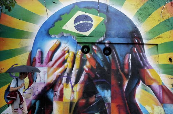 Прохожий на фоне граффити в Сан-Паулу, Бразилия