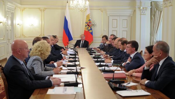 Владимир Путин на совещании с членами правительства РФ. Архивное фото