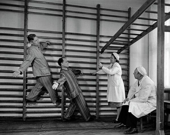 Лечебная гимнастика в Центральном Институте курортологии. Москва, 1951 год