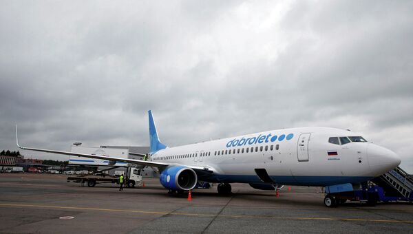 Лайнер Boeing 737-800 компании Добролет в аэропорту Шереметьево.