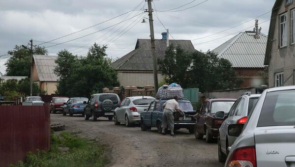 Очередь из автомобилей на выезде из Славянска