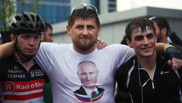 Рамзан Кадыров с победителями веломарафона на празднике в честь Дня России