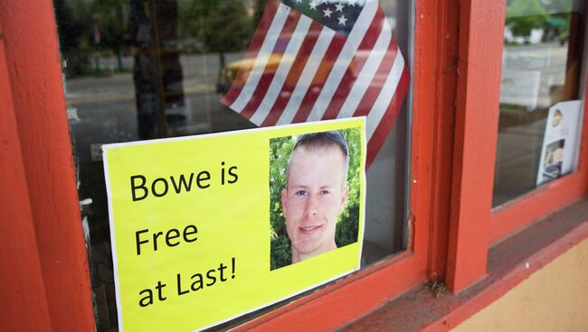 Плакат с фотографией американского сержанта Боуи Бергдала, освобожденного в конце мая из плена в Афганистане
