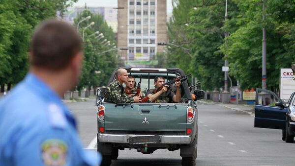 Украинские силовики в ходе спецоперации в Мариуполе