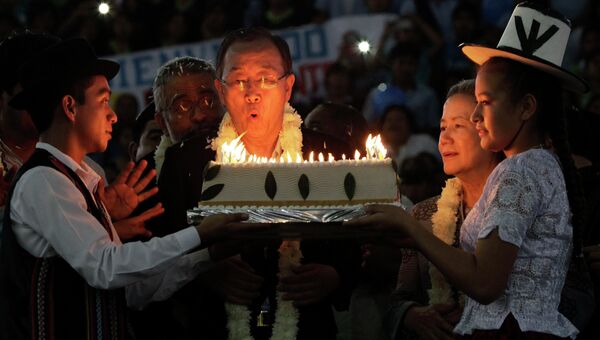 Пан Ги Мун задувает свечи на торте в свой 70-летний юбилей