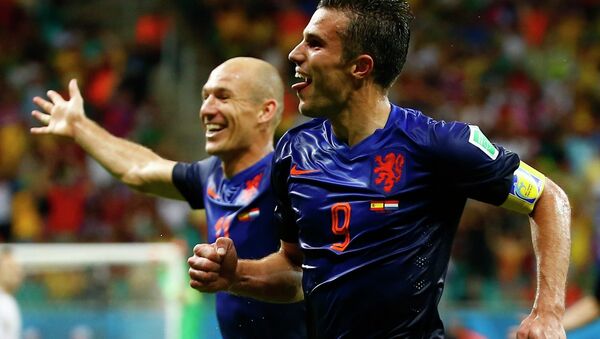 Нападающий сборной Нидерландов Робин ван Перси и полузащитник Арьен Роббен празднуют гол в ворота Испании