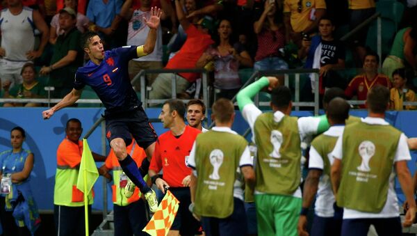 Робин ван Перси празднует гол в ворота сборной Испании на ЧМ по футболу в Бразилии