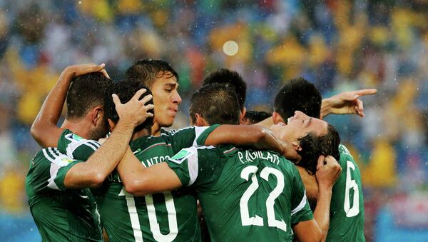 Футболисты сборной Мексики обыграли команду Камеруна на ЧМ по футболу в Бразилии