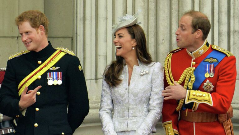 Принц Гарри, Уильям и герцогиня Кэтрин во время празднования дня рождения королевы