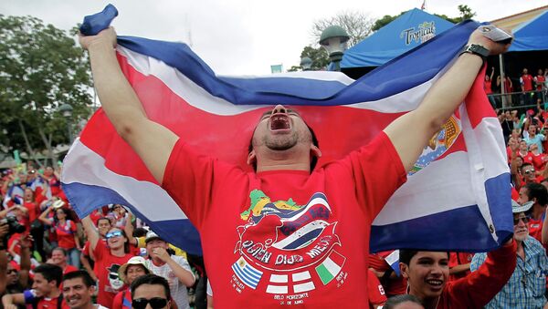 Болельщик сборной Коста-Рики празднует победу над Уругваем