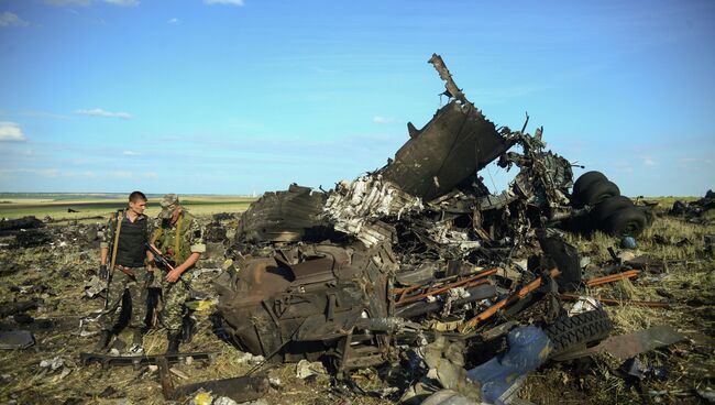 Место падения самолета ИЛ-76 ВВС Украины, сбитого ополченцами Луганска