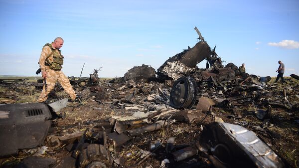 Ополченцы на месте падения военно-транспортного самолета ИЛ-76 ВВС Украины. Архивное фото