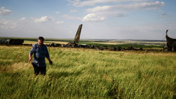 Место падения самолета Ил-76 ВВС Украины у аэропорта под Луганском