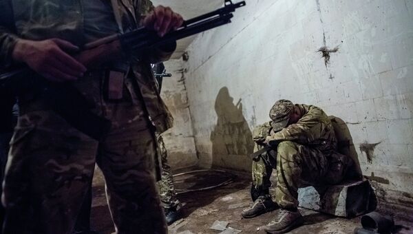 Бойцы народного ополчения в подвале во время минометного обстрела горбольницы в Славянске