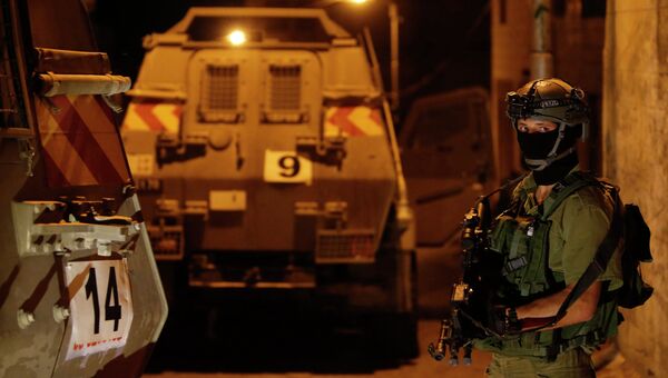 Израильский солдат в Хевроне во время спецоперации по поиску пропавших подростков
