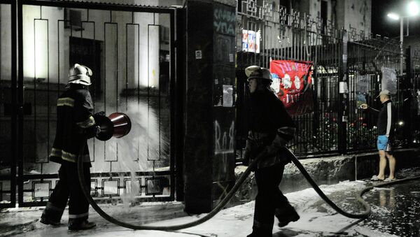 Пожарные тушат возгорание на территории посольства России в Киеве после акции сторонников националистических организаций 14 июня.