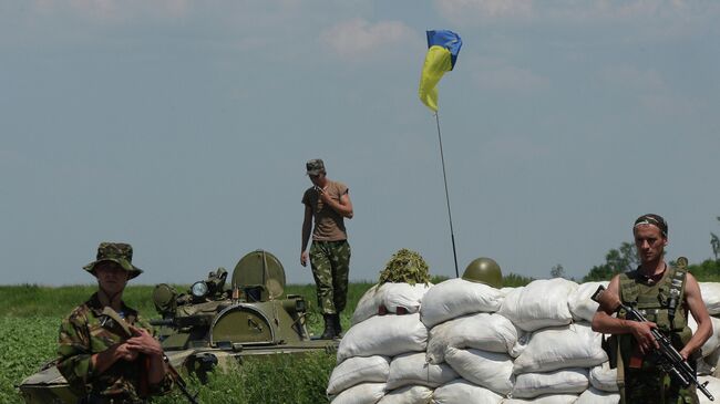 Блокпост украинских военных в населенном пункте Амвросиевка Донецкой области. Архивное фото