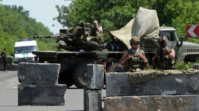 Блокпост украинских военных в населенном пункте Амвросиевка Донецкой области