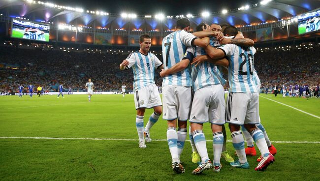 Игроки сборной Аргентины поздравляют Месси с голом в ворота команды Боснии и Герцеговины