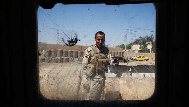 Иракский солдат виден сквозь окно бронированного автомобиля 30 апреля 2014. Архивное фото