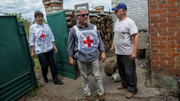 Работники миссии Красного креста из Донецка посещают жителей поселка Черевковка, на территорию которого попали снаряды