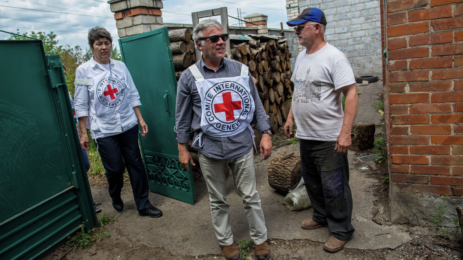 Работники миссии Красного креста из Донецка посещают жителей поселка Черевковка, на территорию которого попали снаряды - РИА Новости, 1920, 08.05.2022