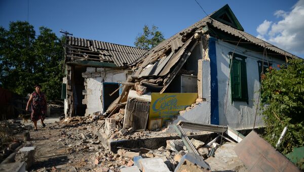 Последствия обстрела города Амвросиевки Донецкой области. Архивное фото