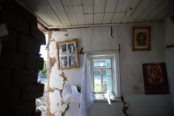 Последствия обстрела города Амвросиевки Донецкой области