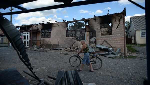 Последствия обстрела города Амвросиевки Донецкой области. Архивное фото
