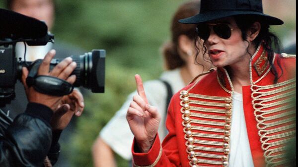 Майкл Джексон прибывает в отель Интерконтинеталь в Праге, Чехия. 1996