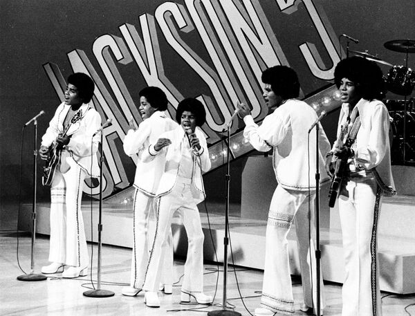 Группа Джексон Файв выступает в Лос-Анджелесе, США. 1975