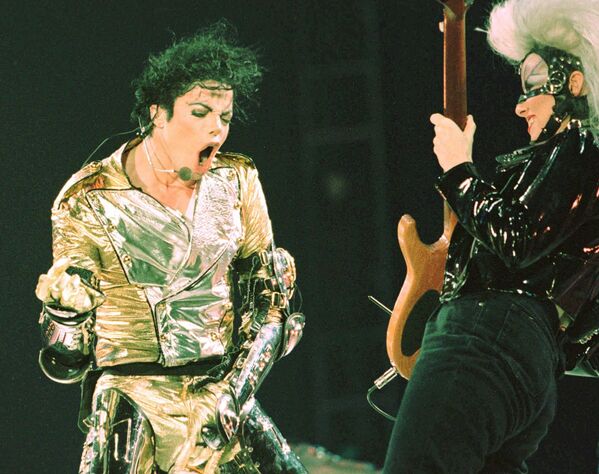 Майкл Джексон во время своего выступления в Сингапуре в рамках тура HIStory. 1996