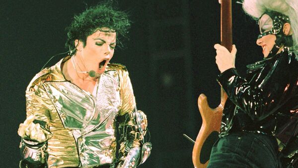 Майкл Джексон во время своего выступления в Сингапуре в рамках тура HIStory. 1996. Архивное фото