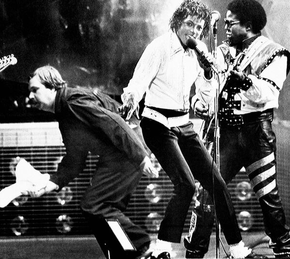 Майкл Джексон и его брат Тито во время выступления в Филадельфии, США. 1984
