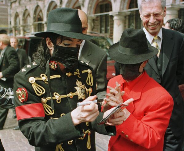 Майкл Джексон подписывает автограф во время визита в Бремен, Германия. 1987