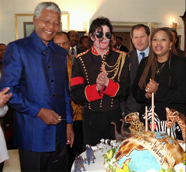 Американский певец Майкл Джексон и президент ЮАР Нельсон Мандела в Йоханнесбурге, ЮАР. 1996