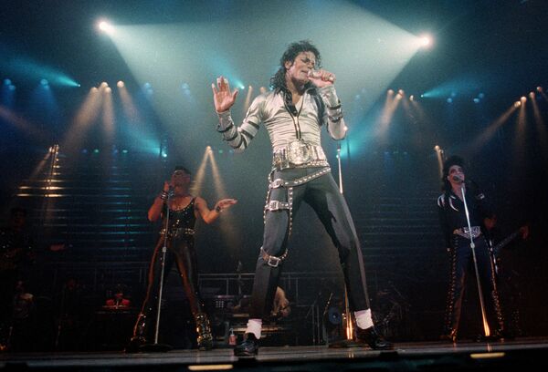 Майкл Джексон на сцене Лос-Анджелес Спортс Арена, 1988