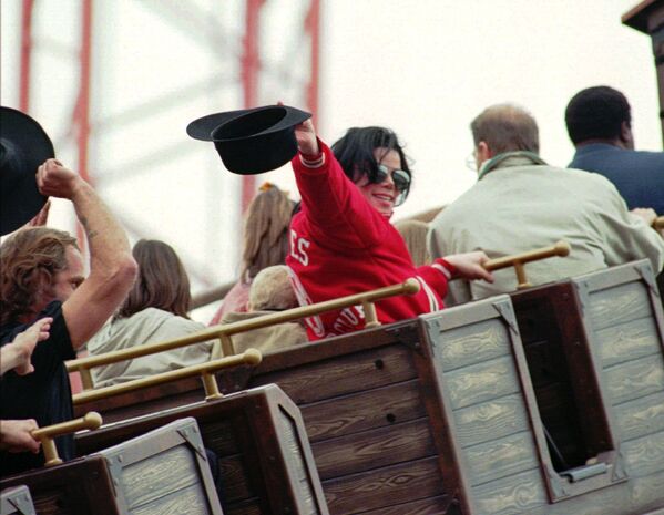 Майкл Джексон приветствует своих поклонников в немецком Фантазия-парке. 1996