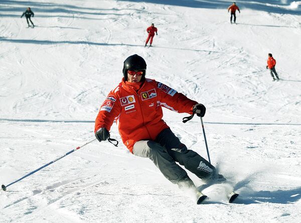 Михаэль Шумахер катается на горных лыжах в Италии