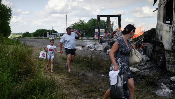 Местные жители во время эвакуации из поселка Металлист после артиллерийского обстрела. 16 июня 2014, архивное фото