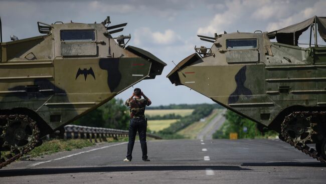 Боец ополчения Луганской народной республики на окраине Луганска. Архивное фото