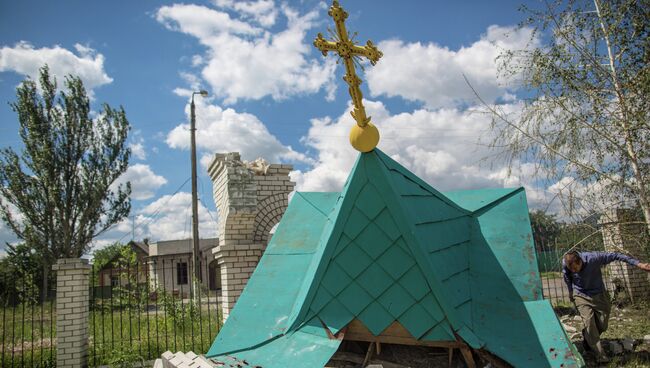 Разрушенный купол часовни в поселке Черевковка под Славянском. Архивное фото