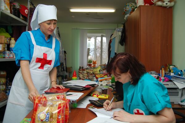 Беженцы из Украины в представительстве организации Красный крест в Белгороде
