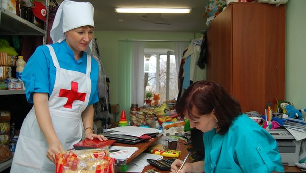 Беженцы из Украины в представительстве организации Красный крест в Белгороде